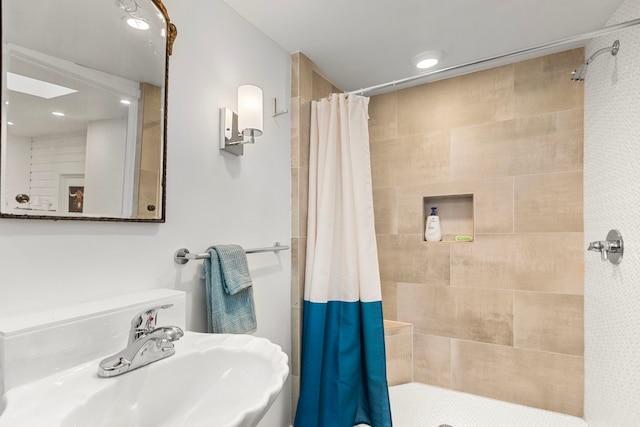 3809 Billingsley St, Houston, TX 77009 - full bath featuring a sink and a tile shower