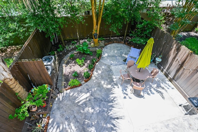 1307 W Bell St, Houston, TX 77019 - exterior view of a fenced backyard