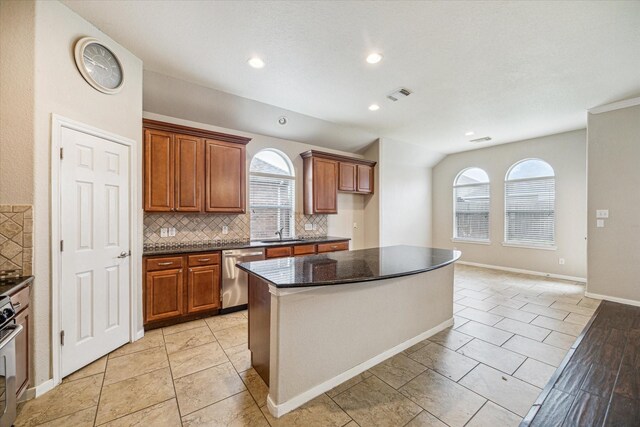 20779 Oakhurst Meadows Dr, Porter, TX 77365 - kitchen featuring stainless steel appliances, plenty of natural light, tasteful backsplash, a center island, and recessed lighting
