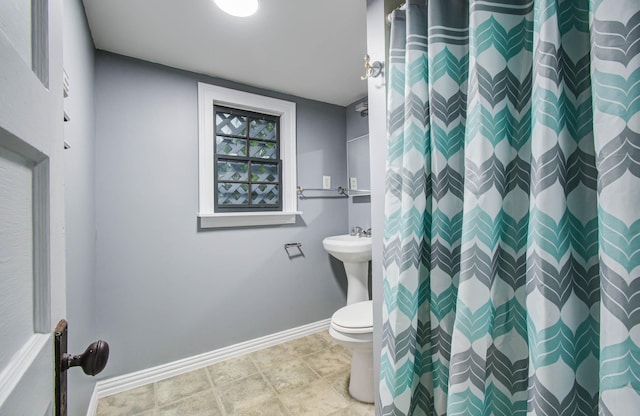 523 N Jenkins St, Houston, TX 77003 - full bathroom featuring baseboards and a shower with curtain