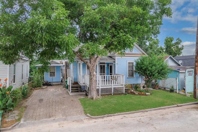 523 N Jenkins St, Houston, TX 77003 - view of front of property featuring a porch and a front yard