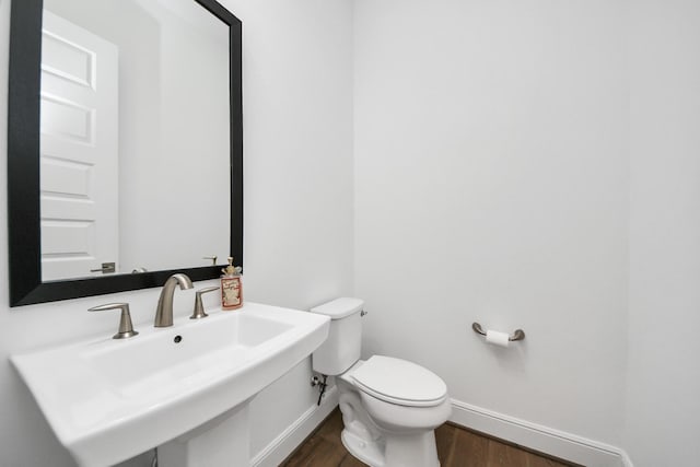861 Dunleigh Meadows Ln, Houston, TX 77055 - half bath featuring wood finished floors and baseboards