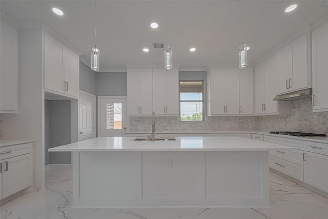 3525 Federal Rd, Pasadena, TX 77504 - kitchen with under cabinet range hood, gas cooktop, plenty of natural light, a kitchen island with sink, and recessed lighting