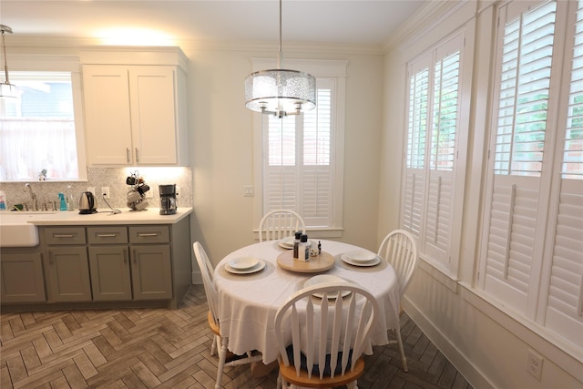 212 Greenwood St, Houston, TX 77011 - dining room with a chandelier and ornamental molding