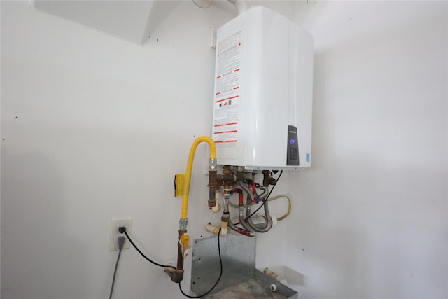 212 Greenwood St, Houston, TX 77011 - utilities with water heater