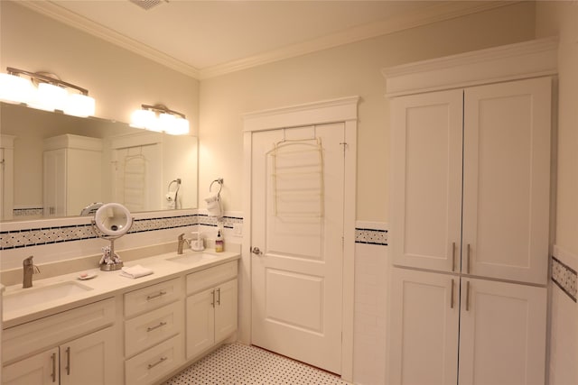 212 Greenwood St, Houston, TX 77011 - bathroom with double vanity and ornamental molding
