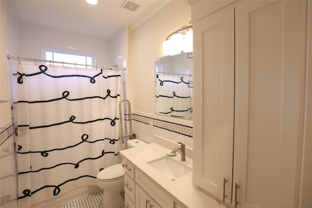 212 Greenwood St, Houston, TX 77011 - full bath with tile walls, vanity, and curtained shower