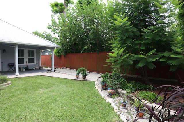 212 Greenwood St, Houston, TX 77011 - fenced backyard with a patio area