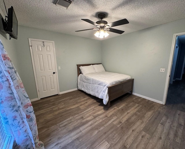 128 Hidden Lake Dr, League City, TX 77573 - bedroom featuring dark wood-style flooring, a ceiling fan, and a textured ceiling
