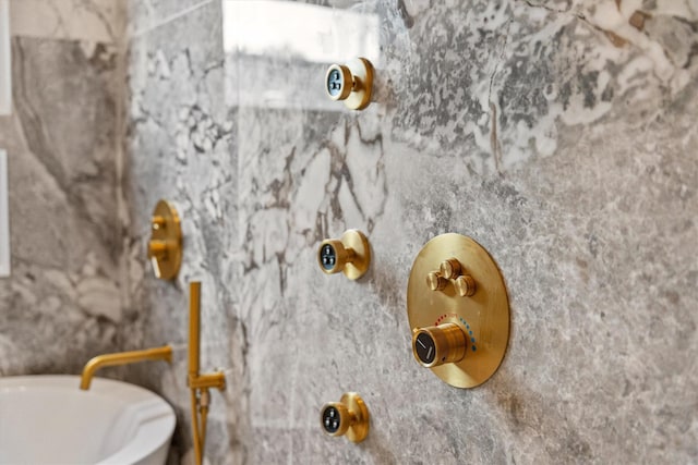 1543 Columbia St, Houston, TX 77008 - detailed view of a shower