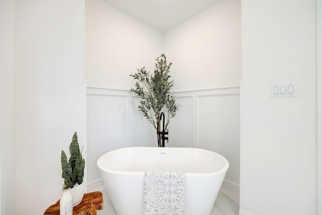 9315A Montridge Dr, Houston, TX 77080 - detailed view of a decorative wall, a freestanding bath, and wainscoting
