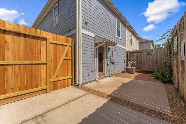 2623 Woodridge Cove Dr, Houston, TX 77087 - rear view of house with a fenced backyard and a patio area