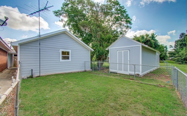810 Roosevelt St, Sealy, TX 77474 - fenced backyard featuring a storage shed
