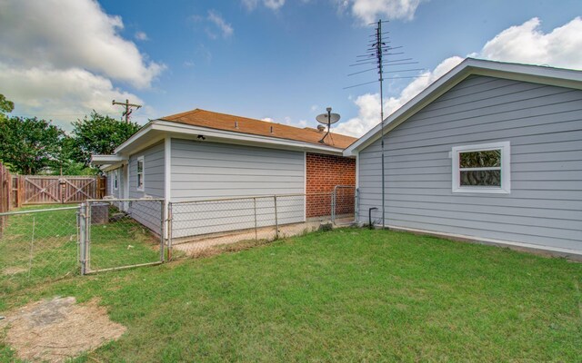 810 Roosevelt St, Sealy, TX 77474 - rear view of house with a gate