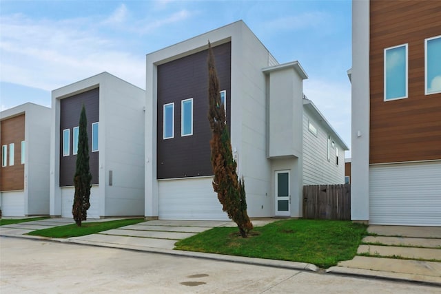 5509 Paraiso Pl, Houston, TX 77091 - modern home featuring a garage and driveway