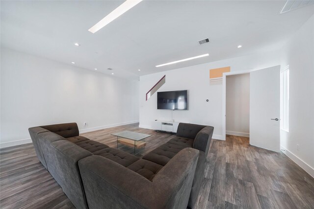 5509 Paraiso Pl, Houston, TX 77091 - living area with wood finished floors and recessed lighting