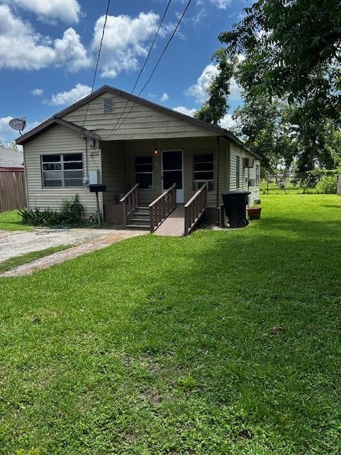 7214 Schuller Rds, Houston, TX 77093 - bungalow-style home featuring covered porch