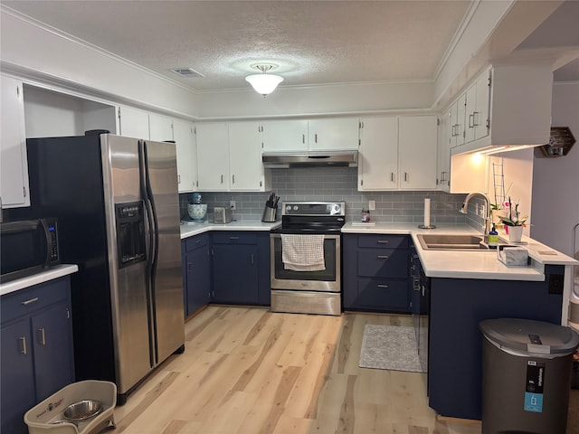 813 Camelot Ln, Friendswood, TX 77546 - kitchen featuring stainless steel appliances, under cabinet range hood, blue cabinetry, light wood-style flooring, and a textured ceiling