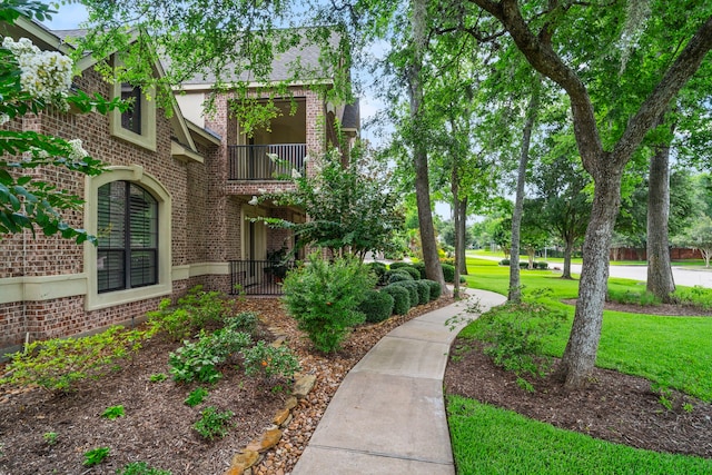 52 Tall Trl, Missouri City, TX 77459 - view of grassy yard featuring a balcony