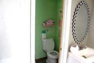 5923 Pine Needle Ln, Pasadena, TX 77505 - half bath with toilet
