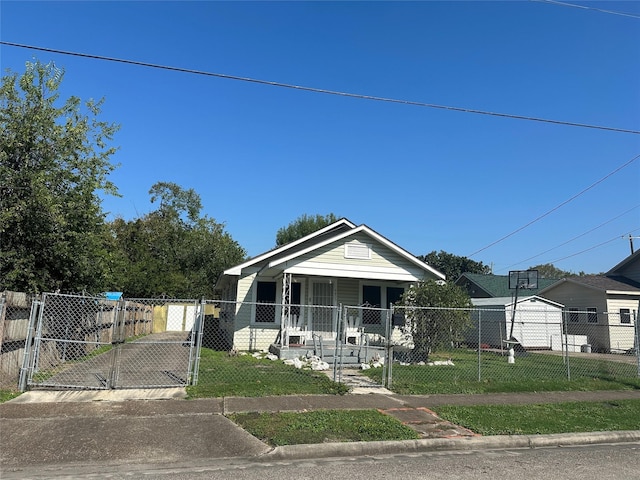 4803 Farmer St, Houston, TX 77020 - view of front of property featuring a gate, covered porch, and a fenced front yard