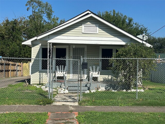 4803 Farmer St, Houston, TX 77020 - view of front of home with covered porch, a gate, and a fenced front yard