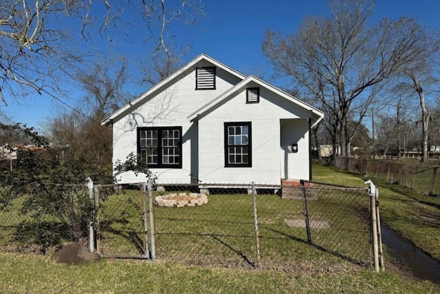 3950 Scranton St, Beaumont, TX 77703 - view of side of home featuring a fenced front yard