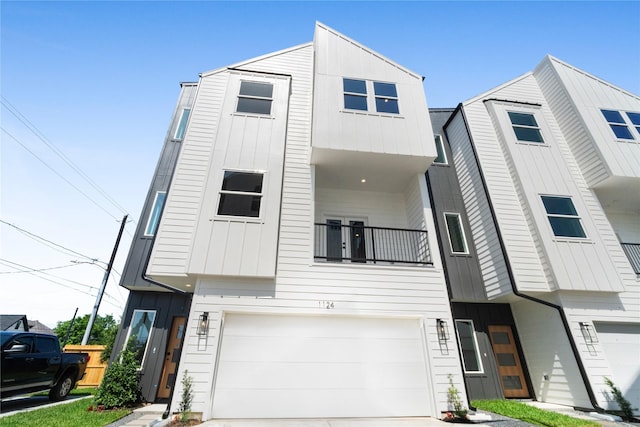 1124 Hogan St, Houston, TX 77009 - townhome / multi-family property featuring board and batten siding, a garage, driveway, and a balcony