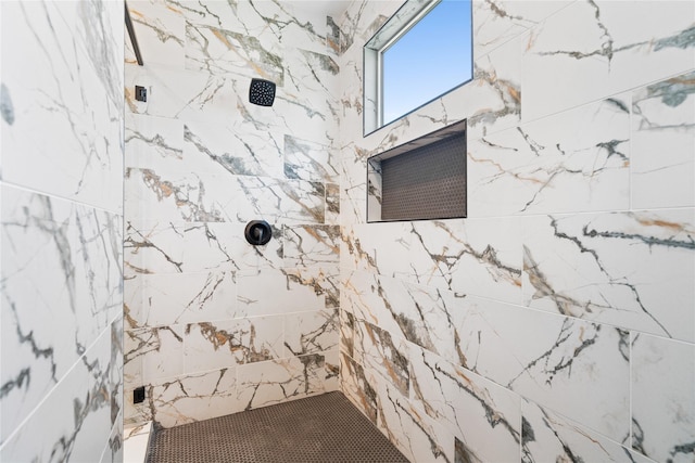 1124 Hogan St, Houston, TX 77009 - bathroom with tiled shower