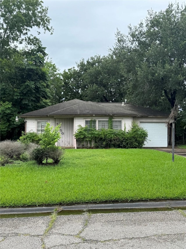 5050 Nassau Rd, Houston, TX 77021 - ranch-style house featuring a garage and a front lawn