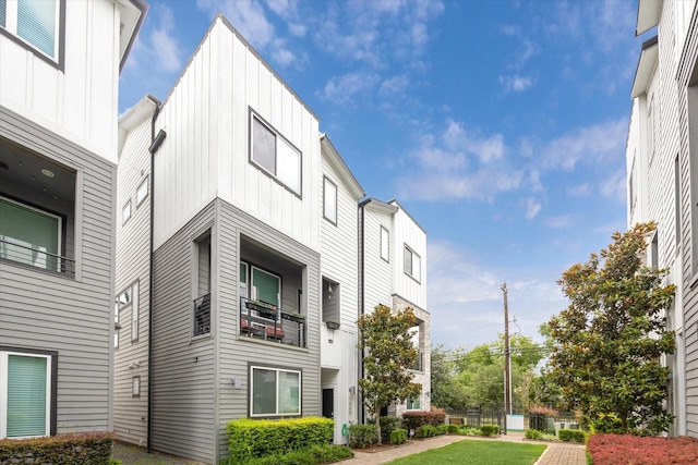 1050 Timbergrove Yards Ln, Houston, TX 77008 - view of building exterior