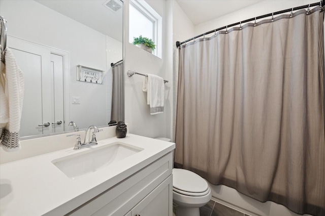 1050 Timbergrove Yards Ln, Houston, TX 77008 - full bath featuring vanity, shower / tub combo with curtain, and tile patterned flooring