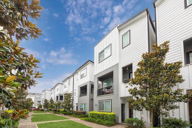 1050 Timbergrove Yards Ln, Houston, TX 77008 - view of building exterior featuring a residential view