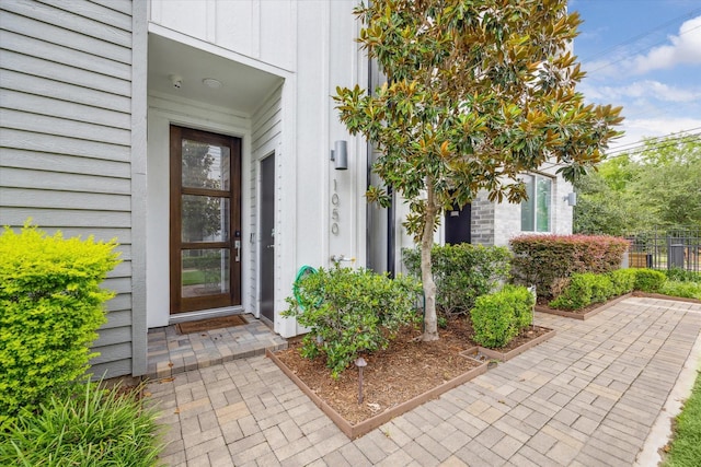 1050 Timbergrove Yards Ln, Houston, TX 77008 - entrance to property featuring board and batten siding