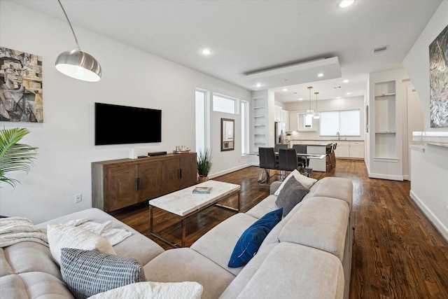 1050 Timbergrove Yards Ln, Houston, TX 77008 - living area featuring healthy amount of natural light, dark wood-style flooring, recessed lighting, and built in shelves