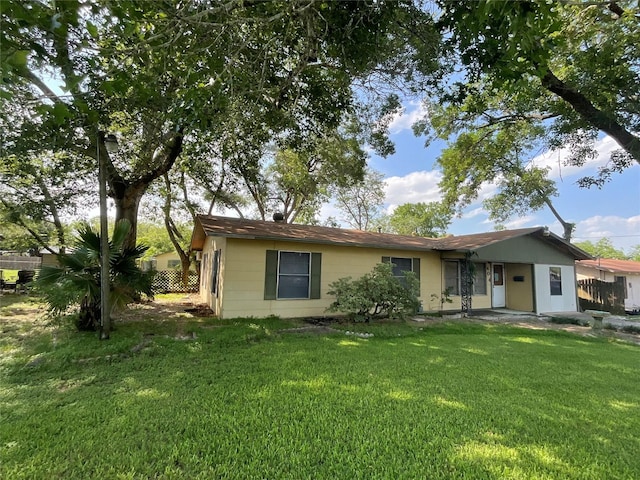404 Svoboda St, Yoakum, TX 77995 - back of property with a lawn