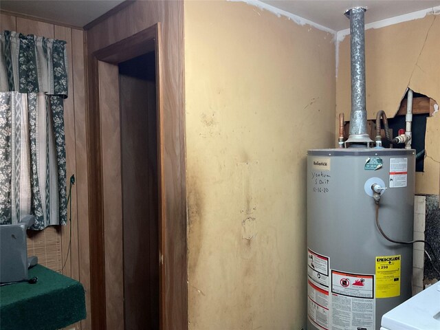 404 Svoboda St, Yoakum, TX 77995 - utility room with water heater