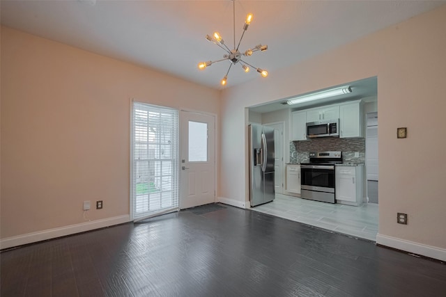 3930 Daphne St, Houston, TX 77021 - unfurnished living room featuring a chandelier and light wood finished floors