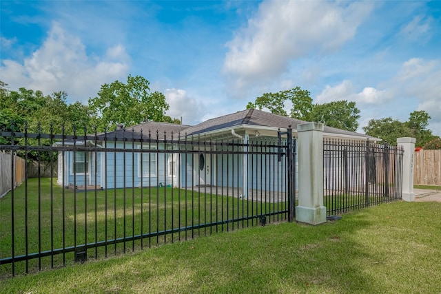 3930 Daphne St, Houston, TX 77021 - gate with a fenced front yard
