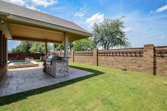 27522 Blackstone Canyon Ln, Katy, TX 77494 - fenced backyard featuring an outdoor kitchen and a patio