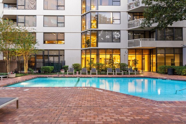 14 Greenway Plz Unit 15Q, Houston, TX 77046 - view of community pool