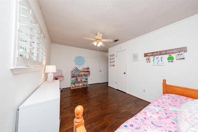 2026 Briar Ridge Dr, Rosenberg, TX 77471 - bedroom with wood-type flooring, a textured ceiling, and ceiling fan