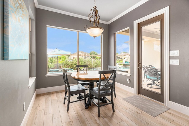 3038 S Island Dr, Seabrook, TX 77586 - dining area featuring light wood-style floors and ornamental molding