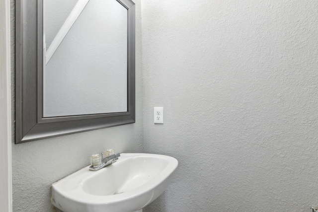 5911 Drenner Park Ln, Houston, TX 77086 - bathroom with a textured wall