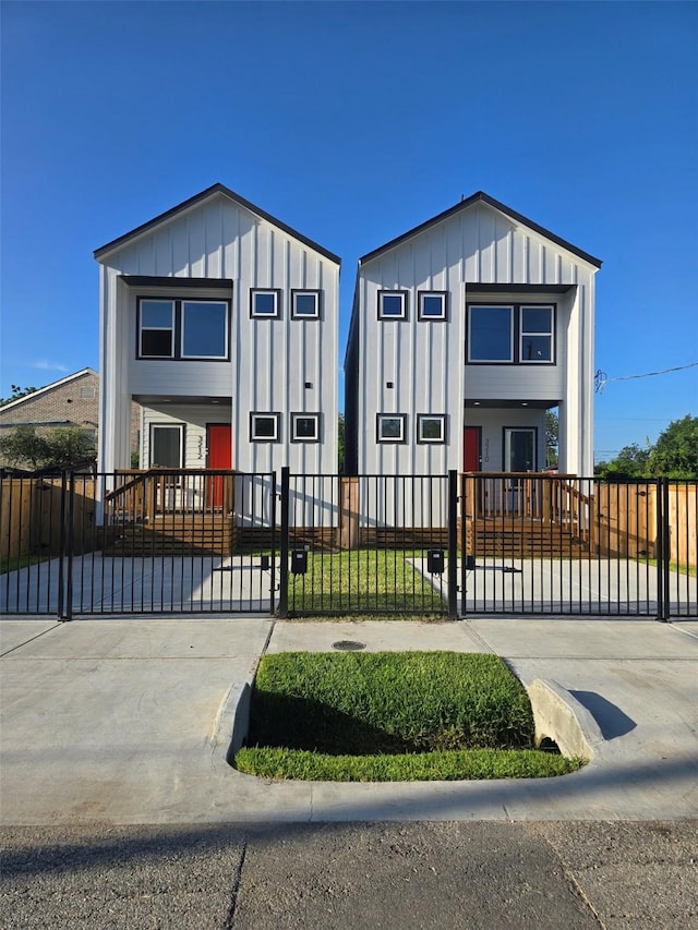 3210 Retta St A-B, Unit A-B Houston, TX 77026 - modern home with board and batten siding, a fenced front yard, and a gate