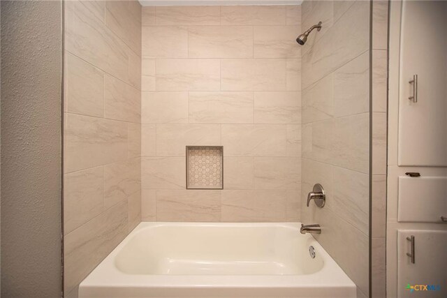 248 Park Rd, Port Lavaca, TX 77979 - full bath featuring shower / bathtub combination
