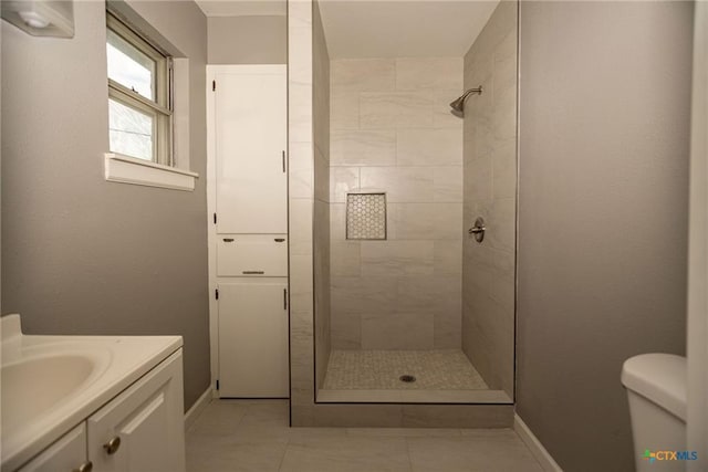 248 Park Rd, Port Lavaca, TX 77979 - bathroom featuring a tile shower, vanity, and tile patterned floors