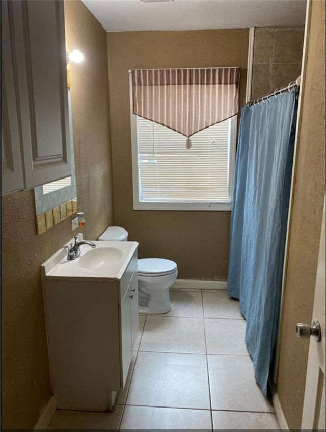 439 Terminal St, Houston, TX 77020 - full bath featuring vanity, tile patterned flooring, and a shower with curtain