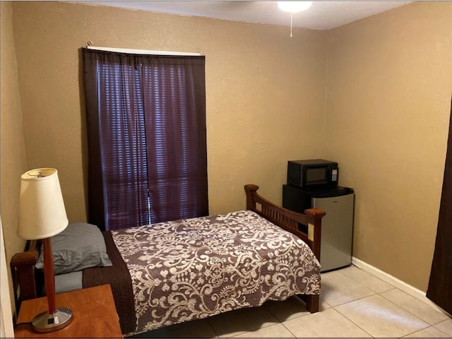 439 Terminal St, Houston, TX 77020 - tiled bedroom with refrigerator and baseboards