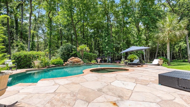37703 Edgewater Dr, Pinehurst, TX 77362 - swimming pool featuring an in-ground hot tub and a patio area